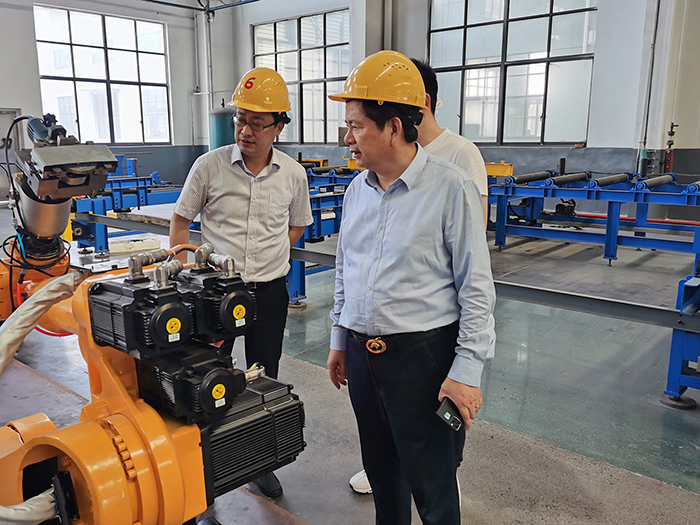 鎮(zhèn)黨委書記徐涵明走訪調(diào)研洲翔企業(yè)：加快創(chuàng)新產(chǎn)品研發(fā)，推動(dòng)企業(yè)做大做強(qiáng)